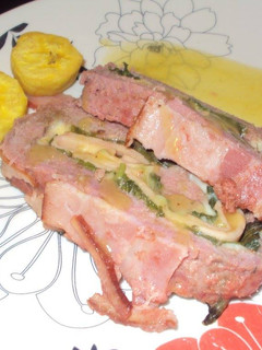 Una foto de Rollo de carne de res con albahaca