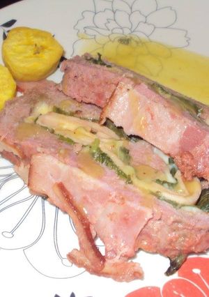 Una foto de Rollo de carne de res con albahaca