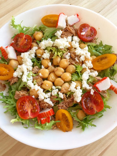 Una foto de Ensalada de garbanzos