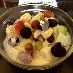 A picture of My mixed Fruit with Double cream all over. Yummy😉.
