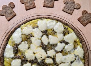 Una foto de Tarta de cebolla, queso y orégano 🥧con masa de harinas de sorgo blanco e integral y de garbanzos 🥧