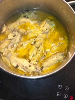 Una foto de Alitas de pollo simples al vino