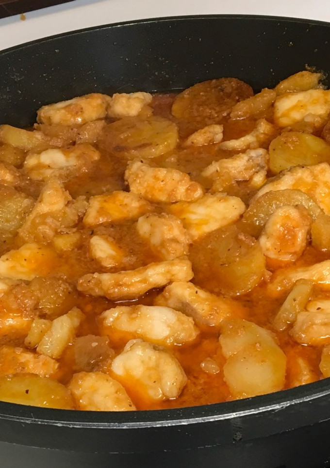 Una foto de Suquet de rape y patatas simple