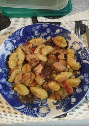 Una foto de Ñoquis con estofado de pollo
