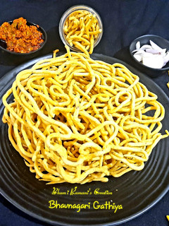 ભાવનગરી ગાંઠીયા (Bhavnagari Gathiya Recipe in Gujarati) રેસીપી મુખ્ય ફોટો