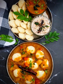ओट्स मिनी इडली और पम्पकिन सांबर (oats mini idli aur pumpkin sambar recipe in Hindi) रेसिपी मुख्य फोटो