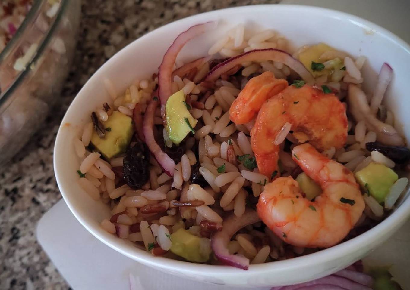 Ensalada de Arroz con Aguacate, Pasas y Gambas (con un toque asiático)