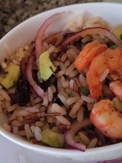 Una foto de Ensalada de Arroz con Aguacate, Pasas y Gambas (con un toque asiático)