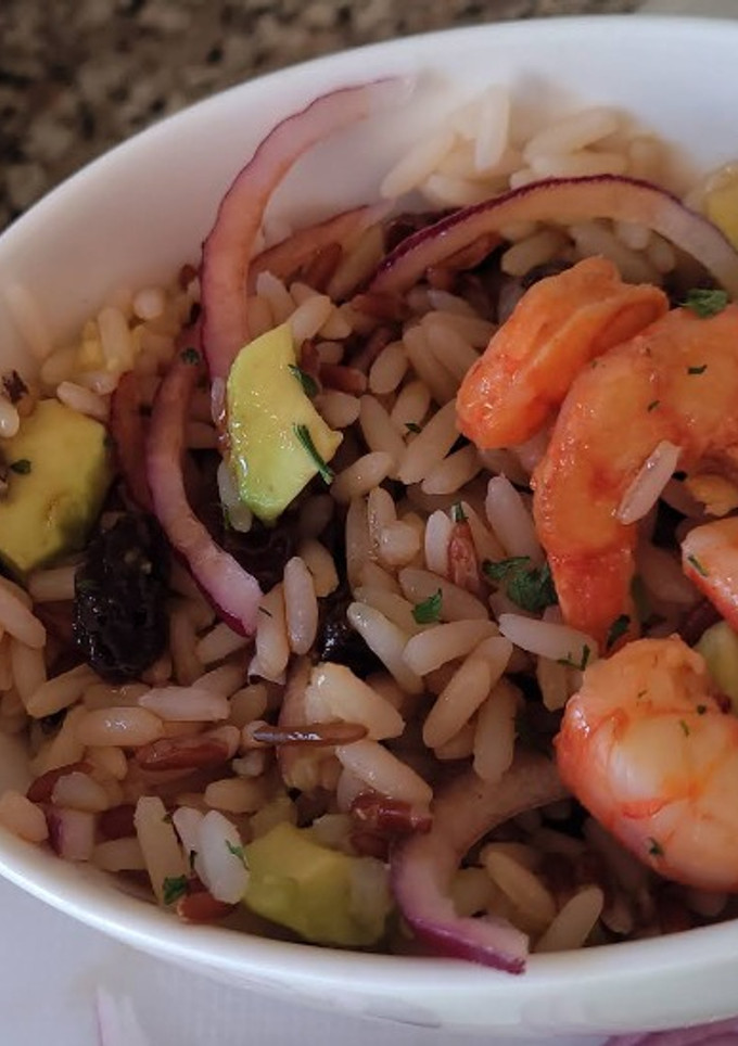 Una foto de Ensalada de Arroz con Aguacate, Pasas y Gambas (con un toque asiático)