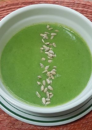 Una foto de Sopa cremosa de calabacitas con poro