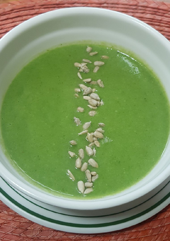 Una foto de Sopa cremosa de calabacitas con poro