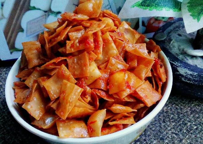 Resep Sambal Goreng Pangsit Pedas Manis oleh Ayu Saraswati E.P - Cookpad