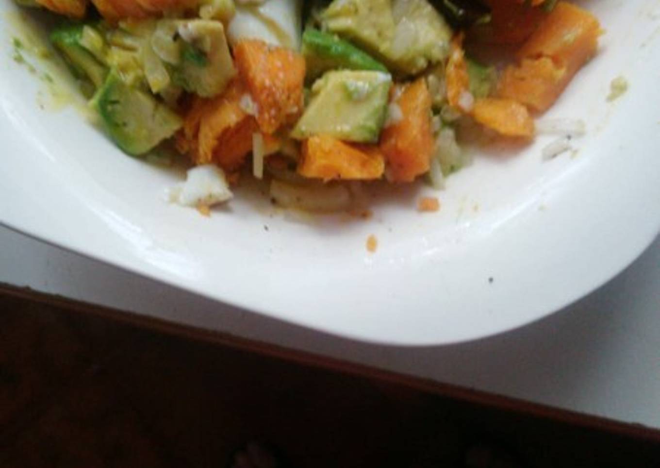Boniato con aguacate y huevo poche