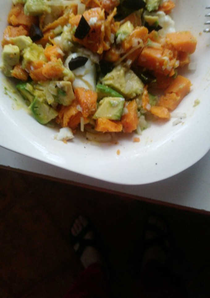 Una foto de Boniato con aguacate y huevo poche