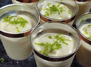 Una foto de mousse de limón batidora