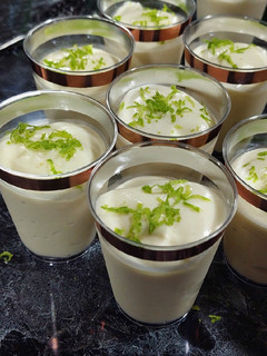 Una foto de Shots de Mousse de Limón súper Cremoso y Fácil