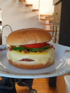 Házi gyorséttermi sajtburger recept fotója