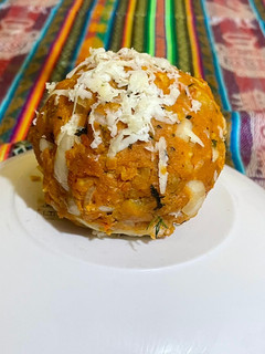 Una foto de Bolon de verde, maduro con maní cebolla cilantro y queso ✅