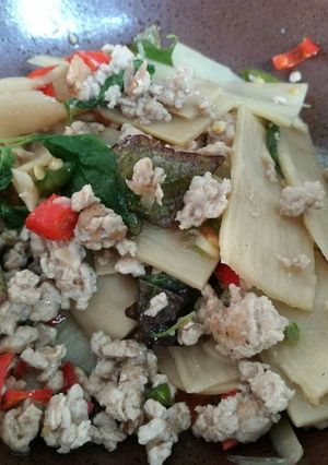 รูปของ หน่อไม้ดองผัดหมูสับใบยี่หร่า