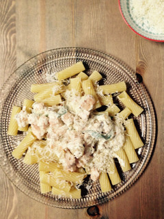 Una foto de Tortiglioni con Salmón y Salvia