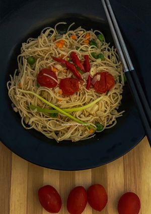 A picture of Egg noodles with vegetables.