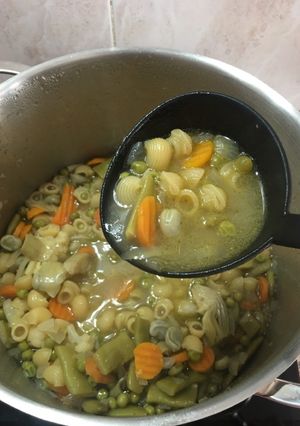 Una foto de Sopa de tiburones con menestra