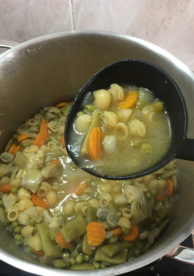 Una foto de Sopa de tiburones con menestra