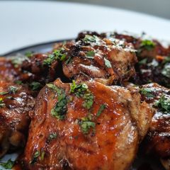 A picture of Honey Sriracha chicken thighs.