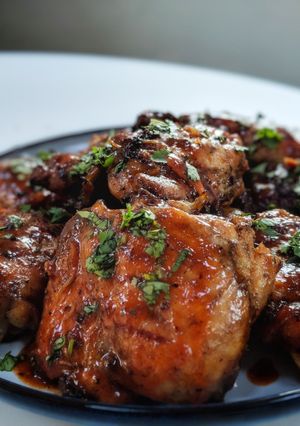 A picture of Honey Sriracha chicken thighs.
