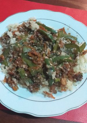 Una foto de Arroz de coliflor con verduras salteadas