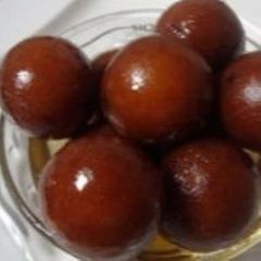 A picture of Gulab Jamun.