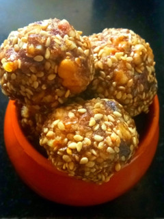 अखरोट और तिल के लड्डू (akhrot aur til ke ladoo recipe in Hindi) रेसिपी मुख्य फोटो