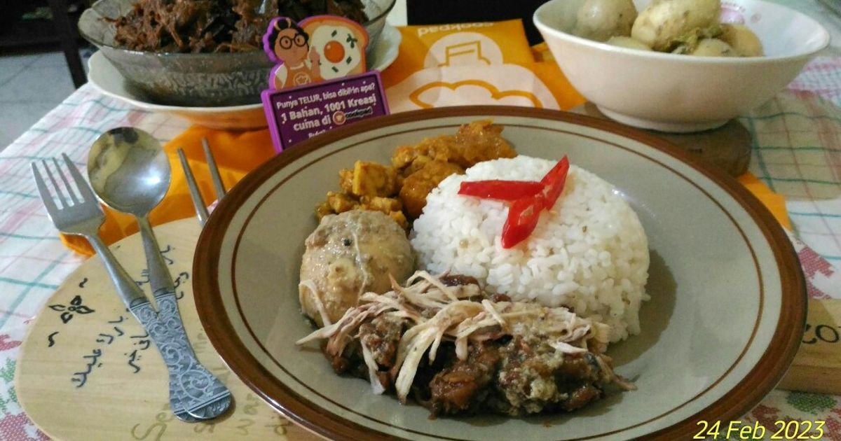 Nasi Putih Dengan Gudeg Komplit Ala Pawon Ndeso