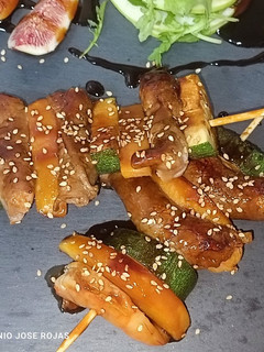 Una foto de Brochetas de carpaccio de ternera, rellenos de langostinos 🦐🦐