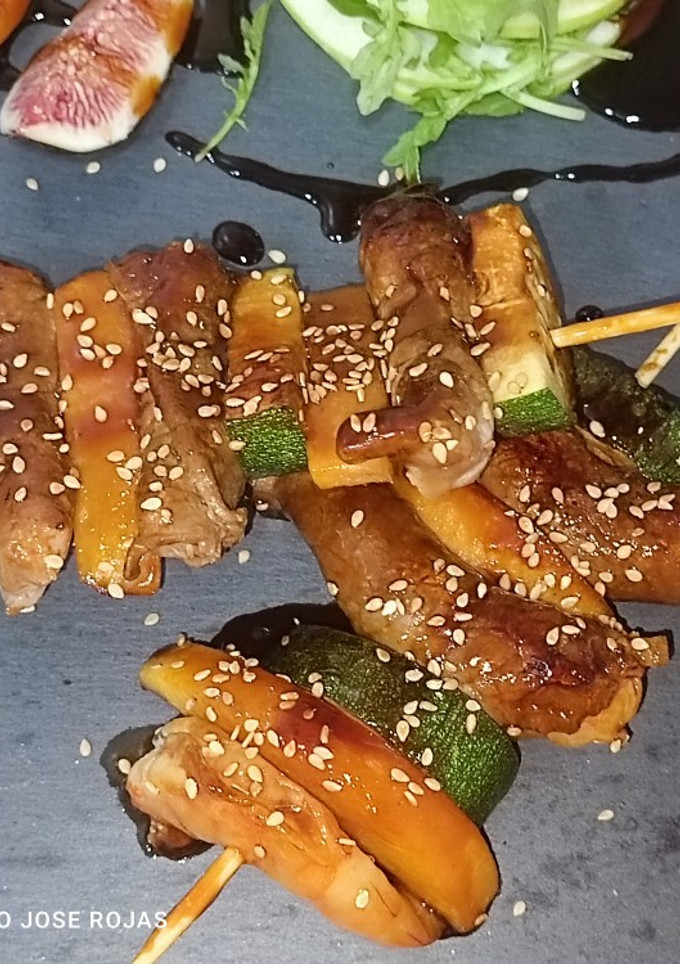 Una foto de Brochetas de carpaccio de ternera, rellenos de langostinos 🦐🦐