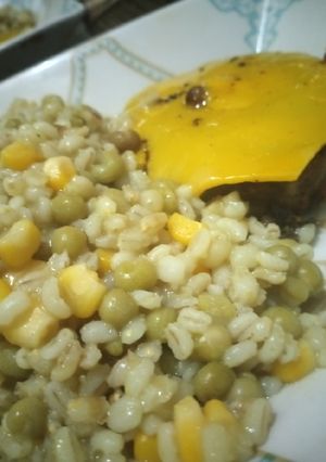 Una foto de Cebada perlada y hamburguesas de hongos y lentejas (vegano)