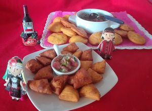 Una foto de Sopaipilla mapuche con pebre mapuche