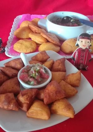 Una foto de Sopaipilla mapuche con pebre mapuche