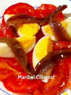 Una foto de Ensalada de tomate, huevo y anchoas