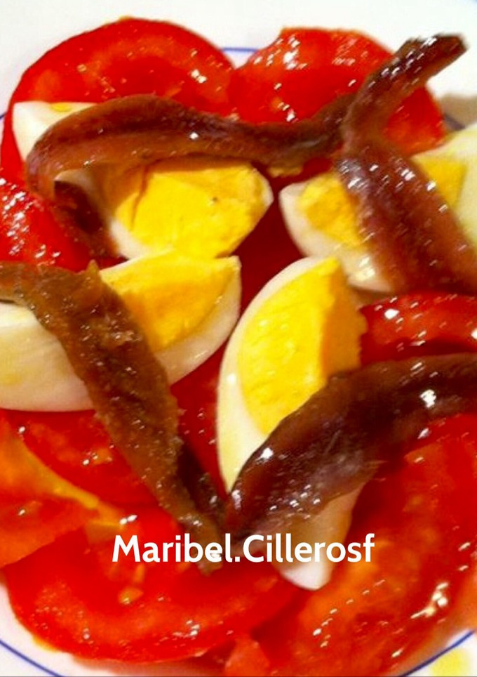 Una foto de Ensalada de tomate, huevo y anchoas