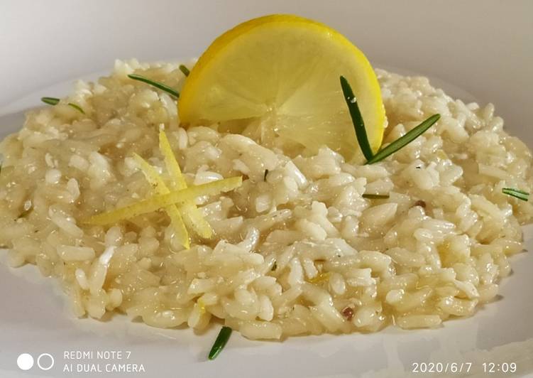 Steps to Prepare Perfect Risotto al limone 🍋 e aghetti di rosmarino