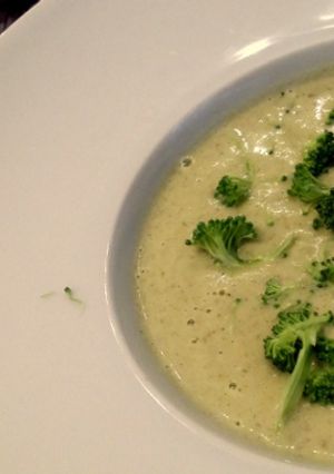 Una foto de Crema de brócoli con almendras