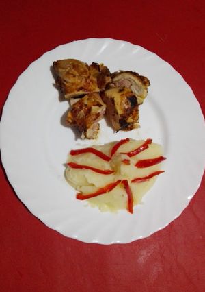Una foto de Arrolladitos de pollo con jamón y queso