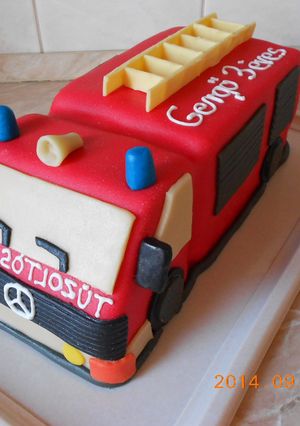 Tűzoltó autó torta recept + összeállítás recept fotója