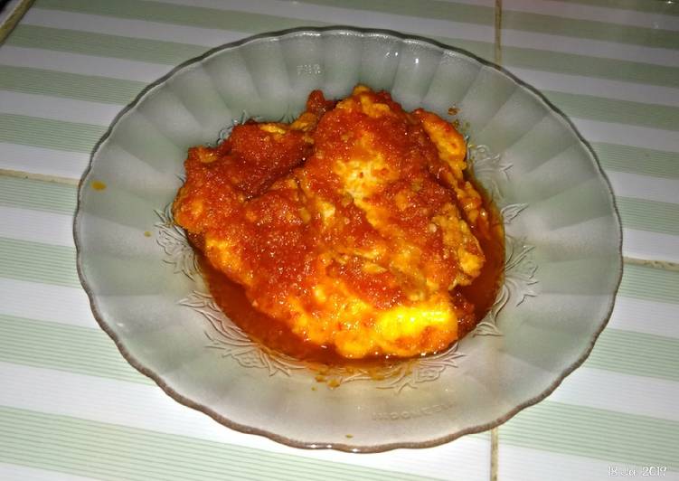 Telur ceplok bumbu balado