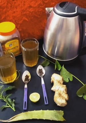 इम्यूनिटी बूस्टर काढ़ा (Immunity booster kadha recipe in hindi) रेसिपी मुख्य फोटो