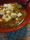 Nopales con queso en salsa roja
