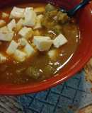 Nopales con queso en salsa roja