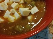 Una foto de queso en salsa roja y