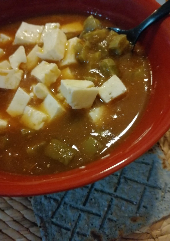 Una foto de Nopales con queso en salsa roja